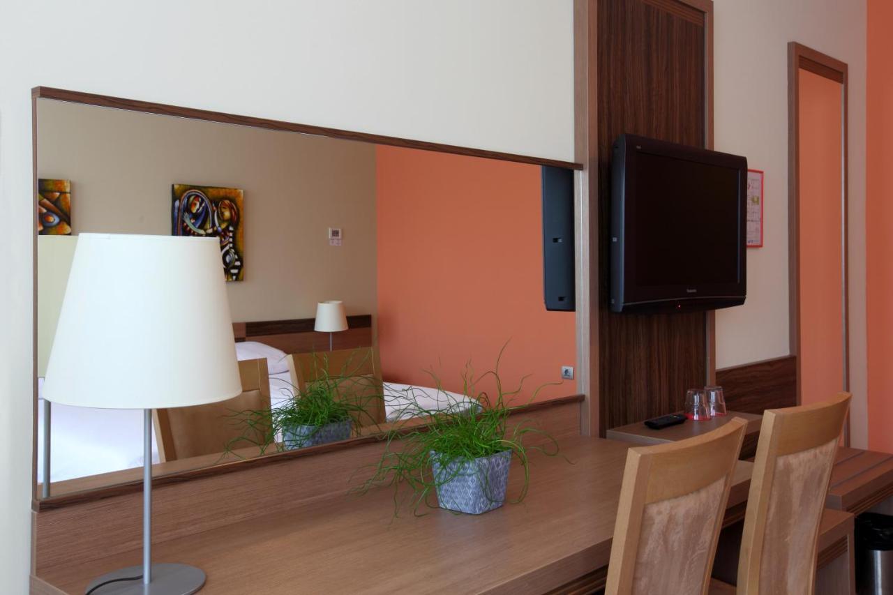 Hotel Kras Postojna Buitenkant foto