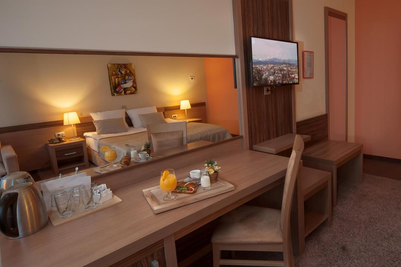 Hotel Kras Postojna Buitenkant foto